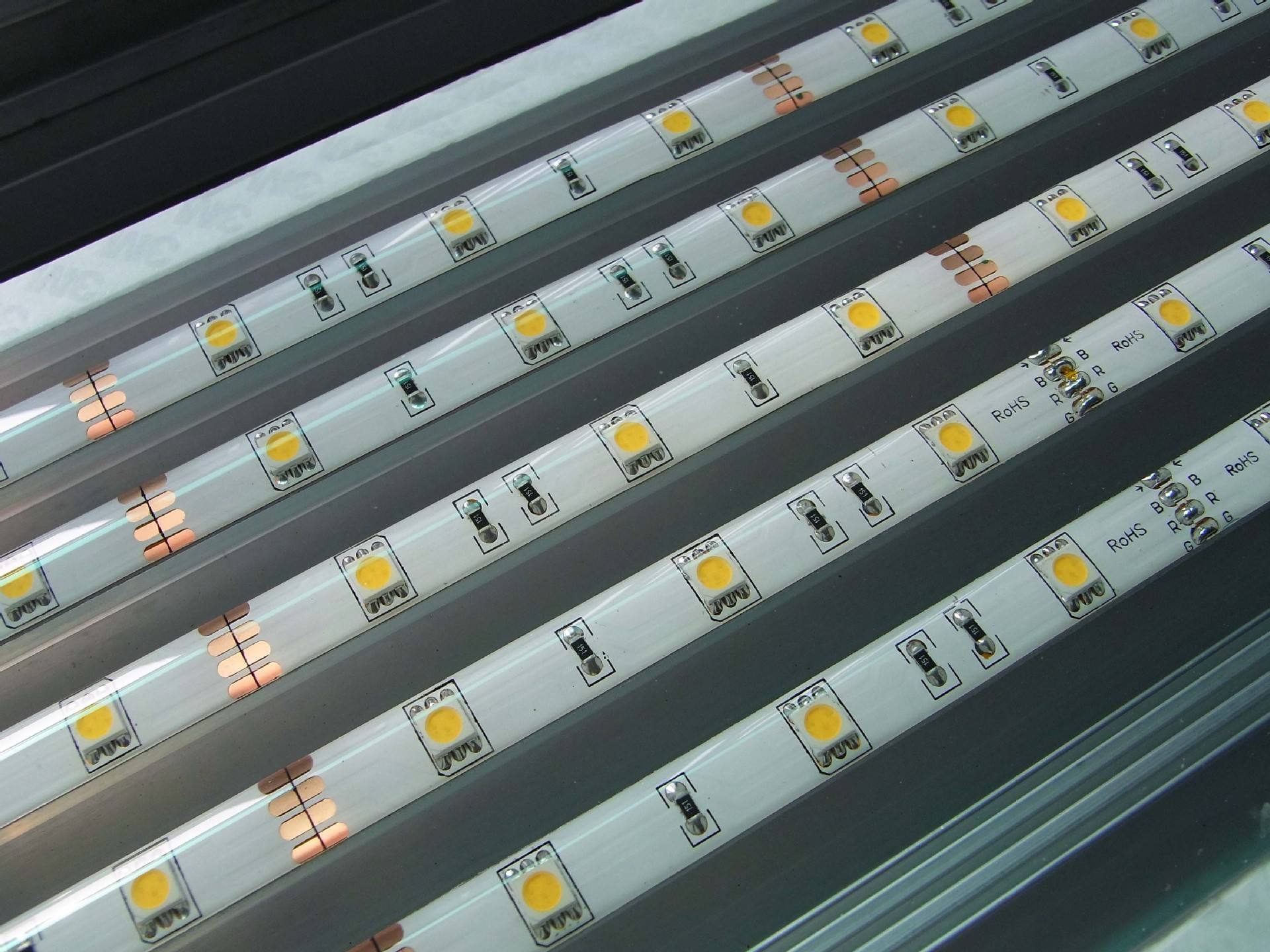 JDTFUSE 自恢復(fù)保險(xiǎn)絲安裝在LED電路中